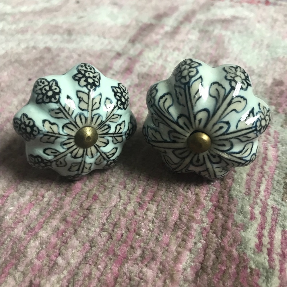 Vintage style porcelain door handles